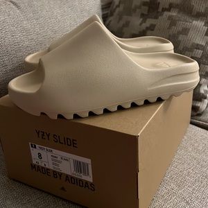 YEEZY SLIDE SIZE 8